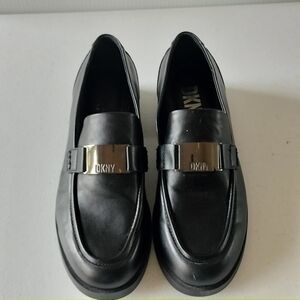 DKNY lssa Metal Logo Slip On Womens Classic Black Loafers 9 Preppy Acidemia